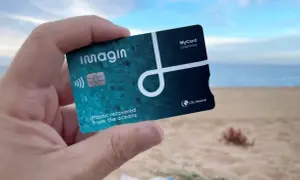 Tarjeta Imagin con plástico recuperado del océano. Buenas imaginbank opiniones sobre su compromiso ecológico.