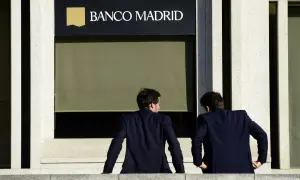 Dos hombres de traje observan la fachada de Banco Madrid. ¿Qué opiniones tendrán sobre sus servicios?