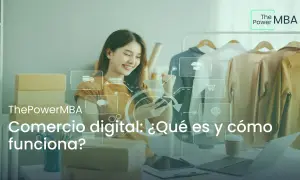 Joven sonríe usando su móvil, rodeada de paquetes y ropa. Iconos de comercio digital flotan, explicando qué es y cómo funciona.