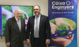 Dos hombres posan frente a un cartel de Caixa Enginyers. Las opiniones sobre la entidad son positivas, destacando su enfoque en "humanizar las finanzas".