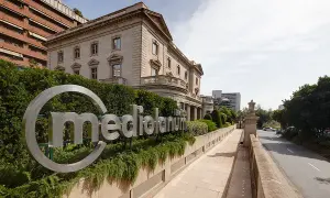 Edificio Mediolanum con su logo. Buscando banco Mediolanum opiniones, encuentras esta sede elegante.