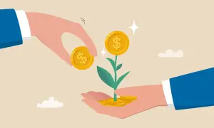 Manos plantando monedas de oro en una planta que crece, ilustrando cómo invertir en acciones para hacer crecer tu dinero.