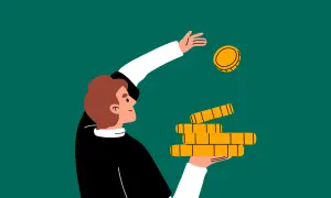 Persona con una pila de monedas en la mano, lanzando una moneda al aire. Representa la inversión y las split acciones.