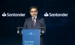 Hombre con traje habla en un congreso. El logo de Santander aparece dos veces. Opiniones sobre Banco Santander.