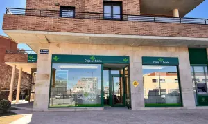 Fachada de Caja rural de Soria con su logo verde y blanco. Se ve un cajero automático y un cartel de "Camino de los Royales".