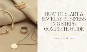 Guía completa sobre como montar una joyeria. Joyas doradas sobre tela beige.