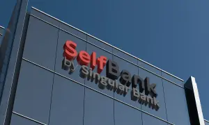 Edificio moderno con el logo "Self Bank by Singular Bank". Buscando **self bank opiniones** para tu futuro financiero.