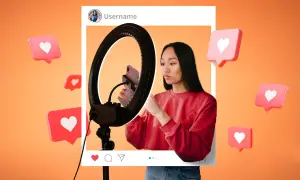 Joven influencer emprendedora graba contenido con aro de luz. Corazones flotantes celebran su éxito en redes.