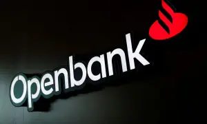 Logo de Openbank en blanco y negro con el icónico Santander rojo. Buscando opiniones Openbank.