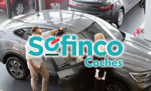 Un hombre muestra un coche a una mujer en un concesionario. El logo de Sofinco Coches aparece superpuesto.