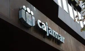 Logo metálico de Cajamar Caja Rural en fachada. Buscando cajamar caja rural reseñas para conocer su servicio.