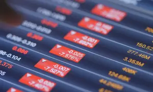 Gráfico de pantalla con datos financieros, mostrando pérdidas en fondos indexados S&P 500.