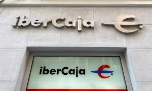 Fachada de Ibercaja con su logo. Buscando Ibercaja banco reseñas para decidir si es tu mejor opción financiera.