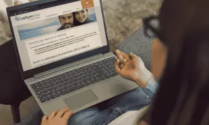 Laptop muestra web de Cashperplus con mensaje de agradecimiento. Buscando "cashperplus opiniones" para tomar una decisión.