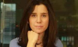 Mireia Badia, con su mano apoyada en la barbilla, mira a la cámara con una expresión serena.