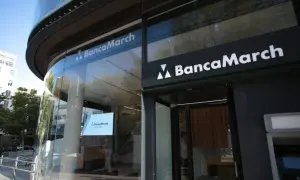 Fachada moderna de Banca March. Las opiniones sobre sus servicios financieros son variadas.