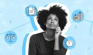 Mujer pensando en los requisitos para crear empresa online: documentos, edificios, balanza y signo de interrogación.