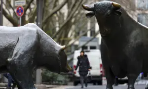 Esculturas de toro y oso, símbolos de la bolsa. Un día para invertir en corto o largo, la decisión es tuya.