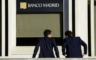 Dos hombres de traje observan la fachada de Banco Madrid. ¿Qué opiniones tendrán sobre sus servicios?