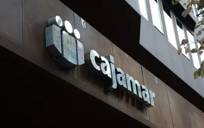 Logo metálico de Cajamar Caja Rural en fachada. Buscando cajamar caja rural reseñas para conocer su servicio.