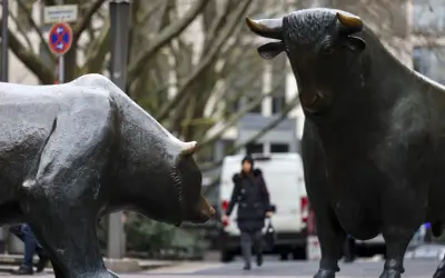 Esculturas de toro y oso, símbolos de la bolsa. Un día para invertir en corto o largo, la decisión es tuya.