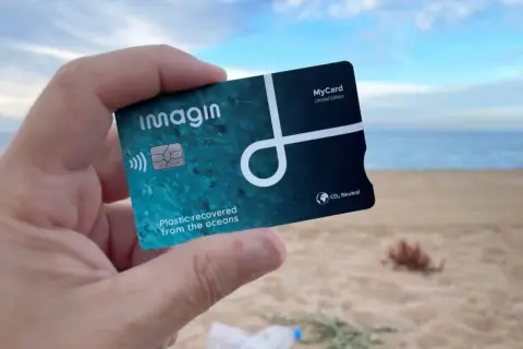 Tarjeta Imagin con plástico recuperado del océano. Buenas imaginbank opiniones sobre su compromiso ecológico.
