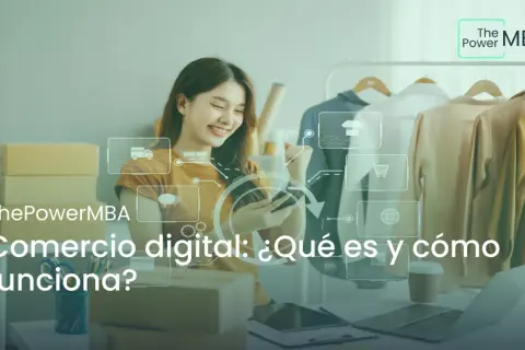 Joven sonríe usando su móvil, rodeada de paquetes y ropa. Iconos de comercio digital flotan, explicando qué es y cómo funciona.