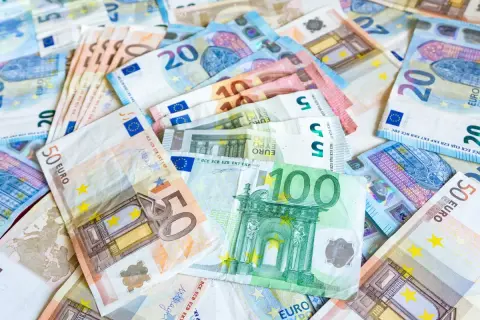 Billetes de euros de 5, 10, 20, 50 y 100. ¡Un buen botín para tu bff bank!