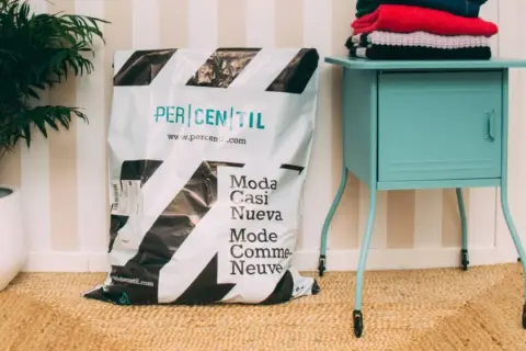 Bolsa de Percentil con "Moda Casi Nueva". Descubre como funciona Percentil para vender tu ropa.