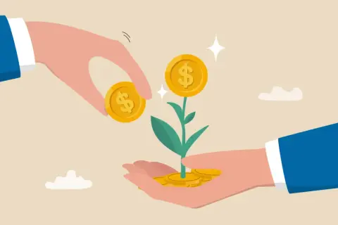Manos plantando monedas de oro en una planta que crece, ilustrando cómo invertir en acciones para hacer crecer tu dinero.