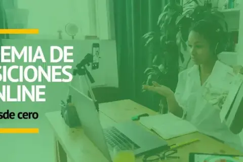 Mujer explicando cómo montar una academia online desde cero, con laptop, celular en trípode y materiales de estudio.