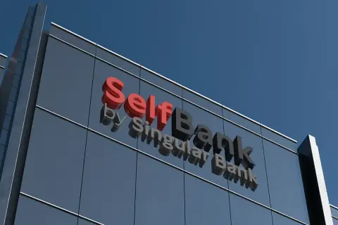 Edificio moderno con el logo "Self Bank by Singular Bank". Buscando **self bank opiniones** para tu futuro financiero.