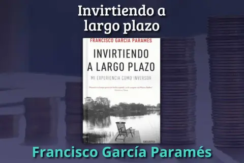 Libro "Invirtiendo a largo plazo" de Francisco García Paramés, con pilas de monedas. Aprende cómo invertir a largo plazo.