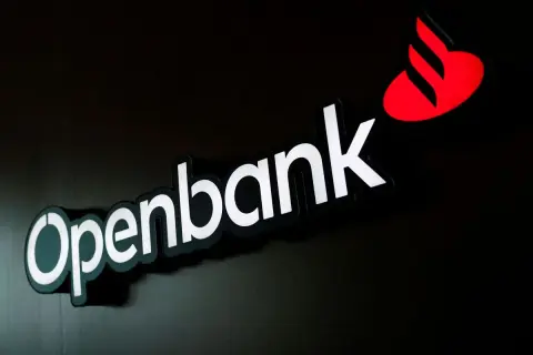 Logo de Openbank en blanco y negro con el icónico Santander rojo. Buscando opiniones Openbank.