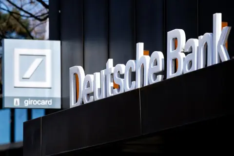 Letras tridimensionales de "Deutsche Bank" y el logo del banco. Buscando deutsche bank reseñas.