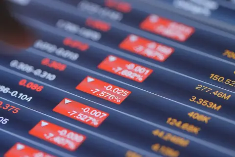 Gráfico de pantalla con datos financieros, mostrando pérdidas en fondos indexados S&P 500.