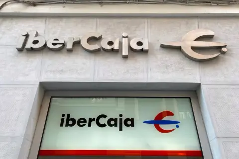 Fachada de Ibercaja con su logo. Buscando Ibercaja banco reseñas para decidir si es tu mejor opción financiera.