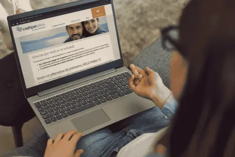 Laptop muestra web de Cashperplus con mensaje de agradecimiento. Buscando "cashperplus opiniones" para tomar una decisión.