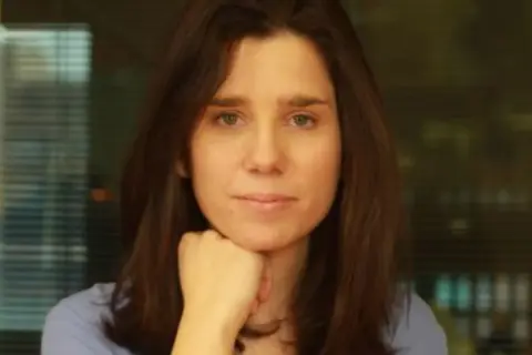 Mireia Badia, con su mano apoyada en la barbilla, mira a la cámara con una expresión serena.