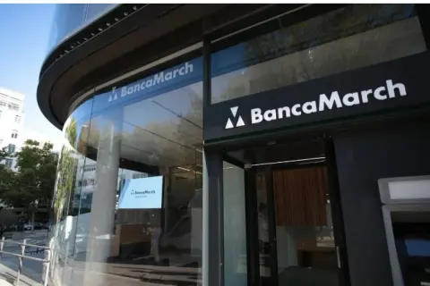 Fachada moderna de Banca March. Las opiniones sobre sus servicios financieros son variadas.