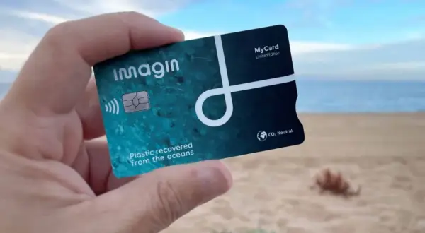 Tarjeta Imagin con plástico recuperado del océano. Buenas imaginbank opiniones sobre su compromiso ecológico.