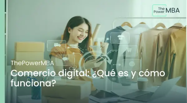 Joven sonríe usando su móvil, rodeada de paquetes y ropa. Iconos de comercio digital flotan, explicando qué es y cómo funciona.