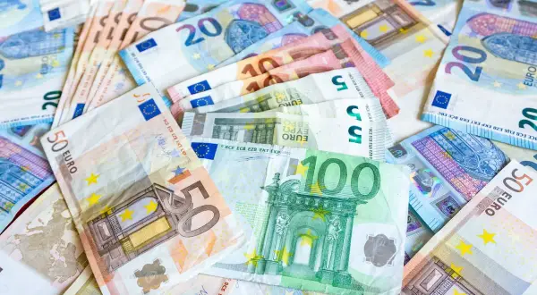 Billetes de euros de 5, 10, 20, 50 y 100. ¡Un buen botín para tu bff bank!