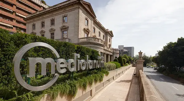 Edificio Mediolanum con su logo. Buscando banco Mediolanum opiniones, encuentras esta sede elegante.