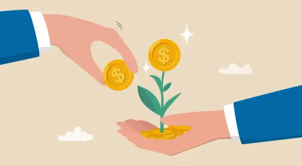 Manos plantando monedas de oro en una planta que crece, ilustrando cómo invertir en acciones para hacer crecer tu dinero.