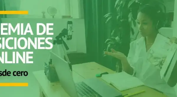 Mujer explicando cómo montar una academia online desde cero, con laptop, celular en trípode y materiales de estudio.