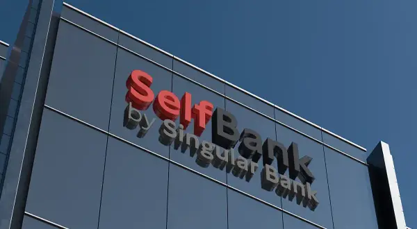 Edificio moderno con el logo "Self Bank by Singular Bank". Buscando **self bank opiniones** para tu futuro financiero.