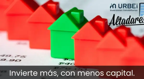 Casas de juguete rojas y verdes sobre un documento financiero. La imagen promueve invertir con apalancamiento, sugiriendo maximizar ganancias con menor capital.