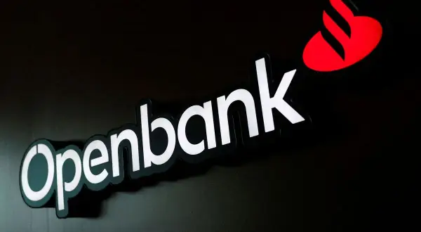 Logo de Openbank en blanco y negro con el icónico Santander rojo. Buscando opiniones Openbank.