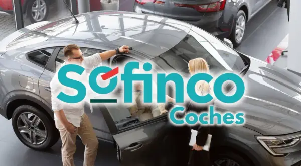 Un hombre muestra un coche a una mujer en un concesionario. El logo de Sofinco Coches aparece superpuesto.